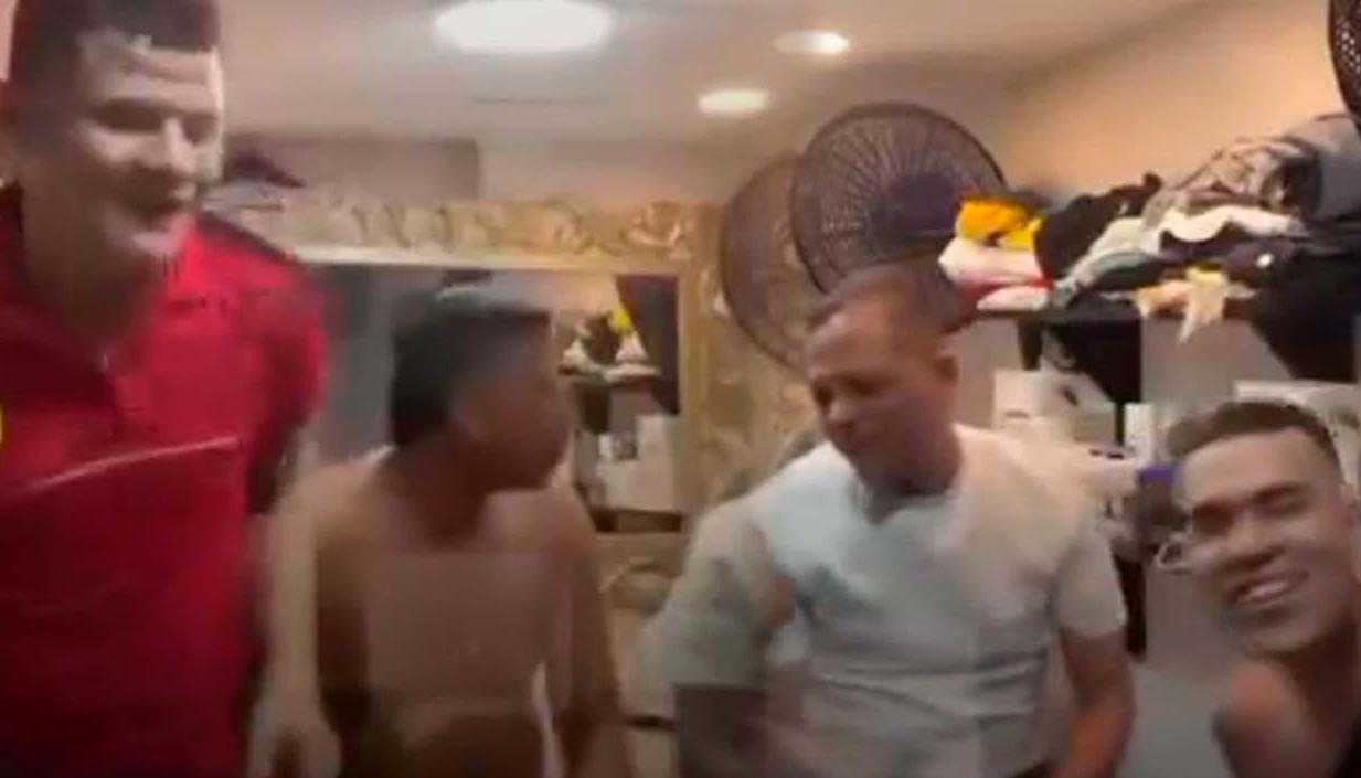Los reclusos en plena parranda dentro de la cárcel. 