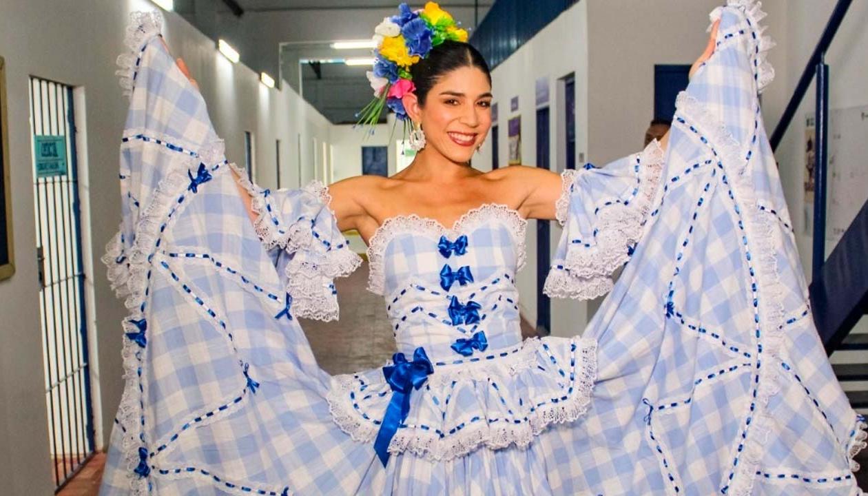 Alexsandra Estarita luciendo su vestido. 
