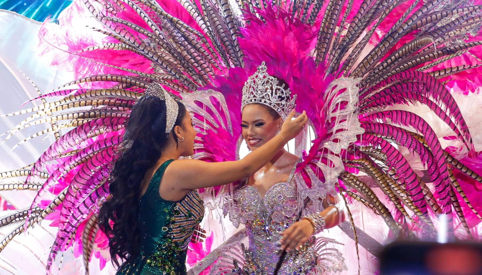 Coronación de Daniela Muñoz como reina del Carnaval en Soledad.