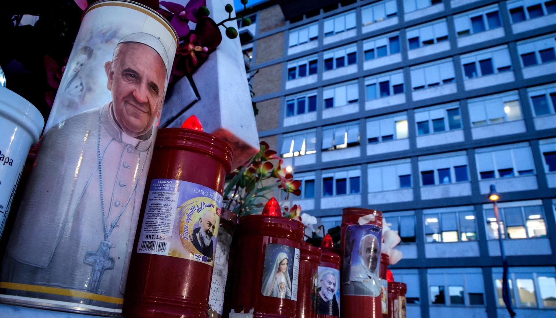 Una vela con la imagen del Papa Francisco a las afueras del hospital Gemelli de Roma.