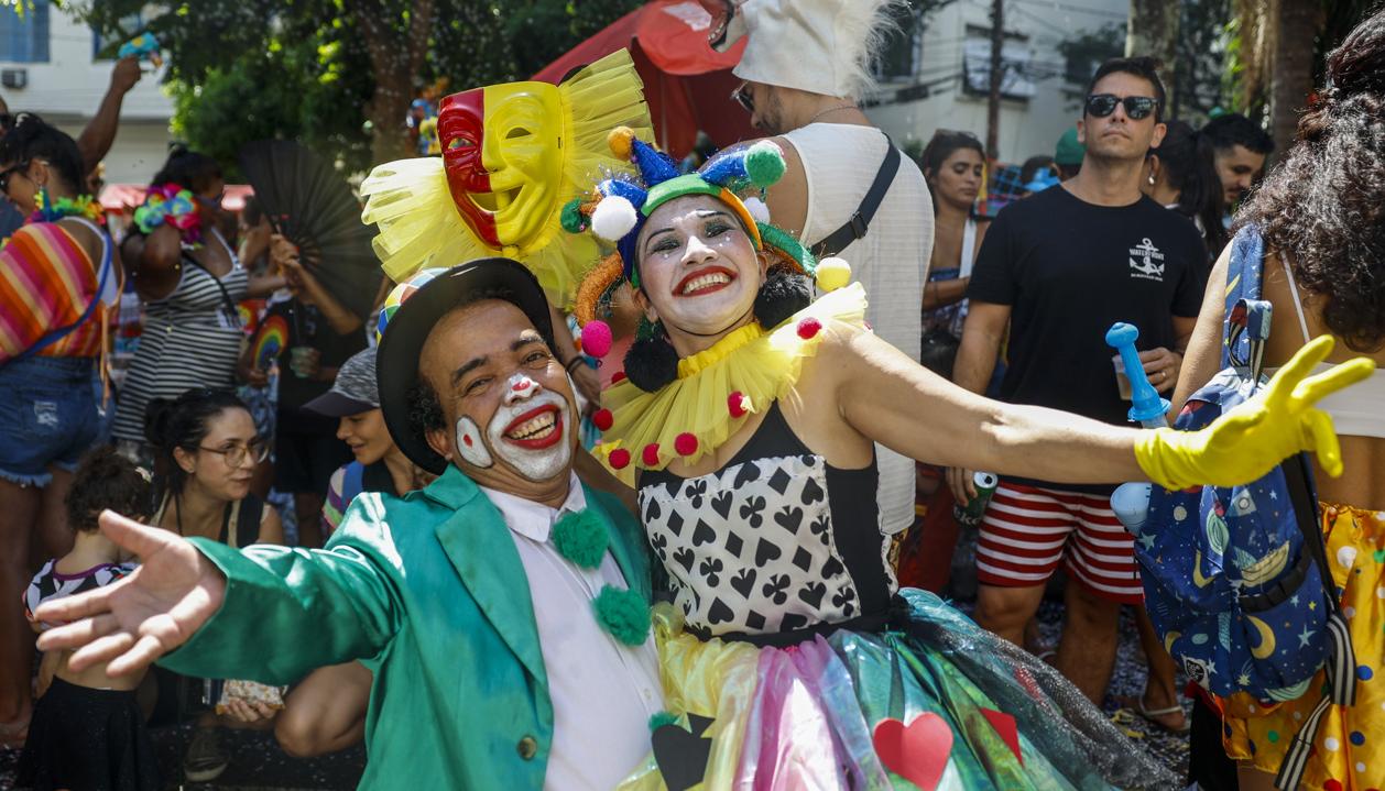 Artistas acompañantes de la comparsa callejera 'Gigantes da Lira'.
