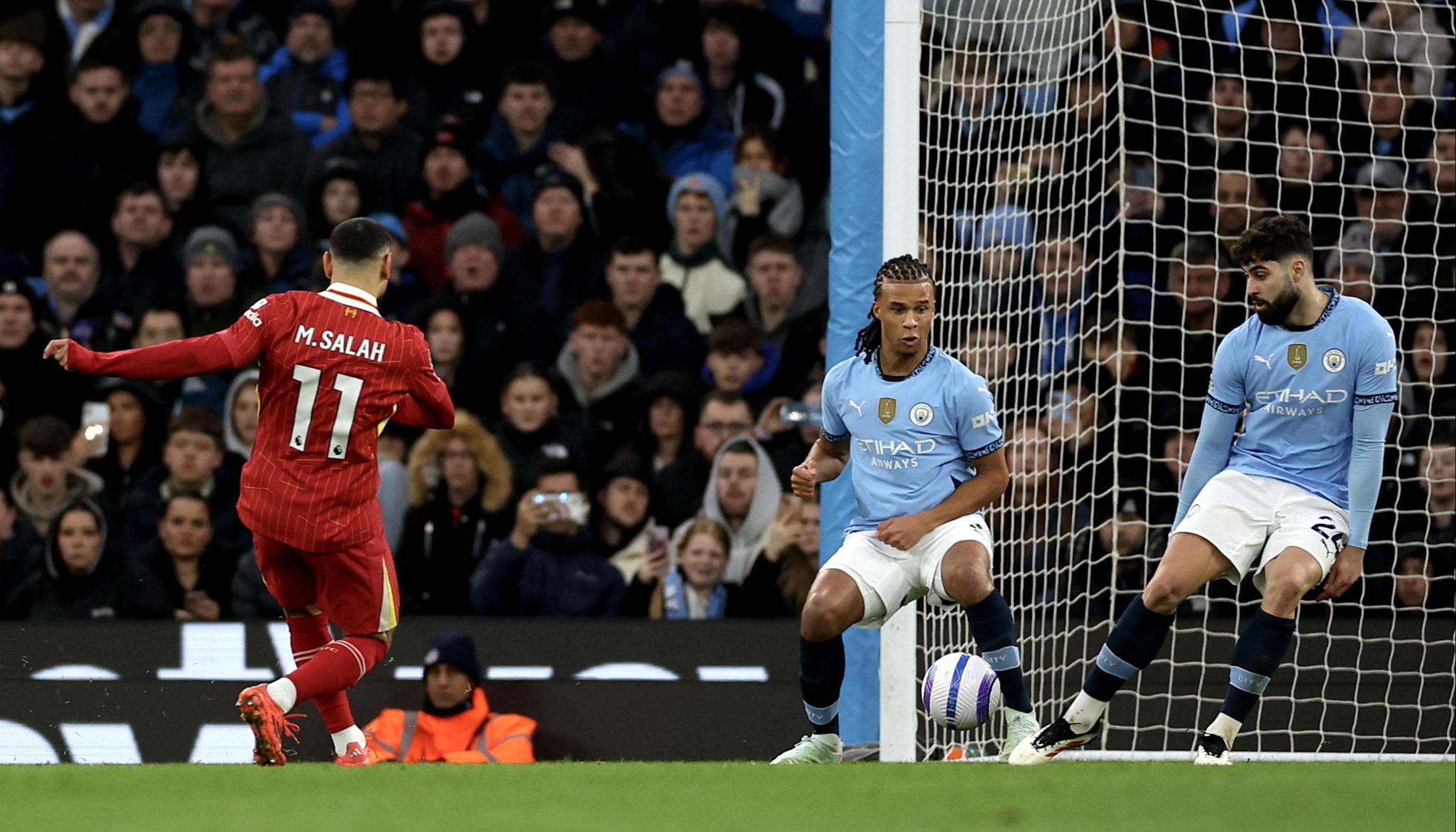 El egipcio Mohamed Salah anota el primer gol del Liverpool. 