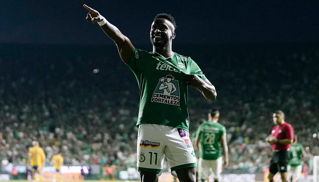 El colombiano Steven Mendoza festeja su gol contra Tigres UANL.