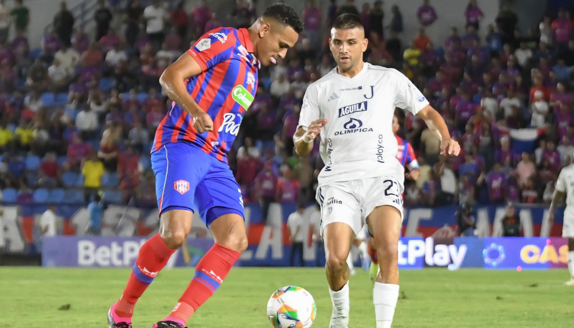 Steven 'Titi' Rodríguez disputa lapelota con el defensa Óscar Vanegas. 