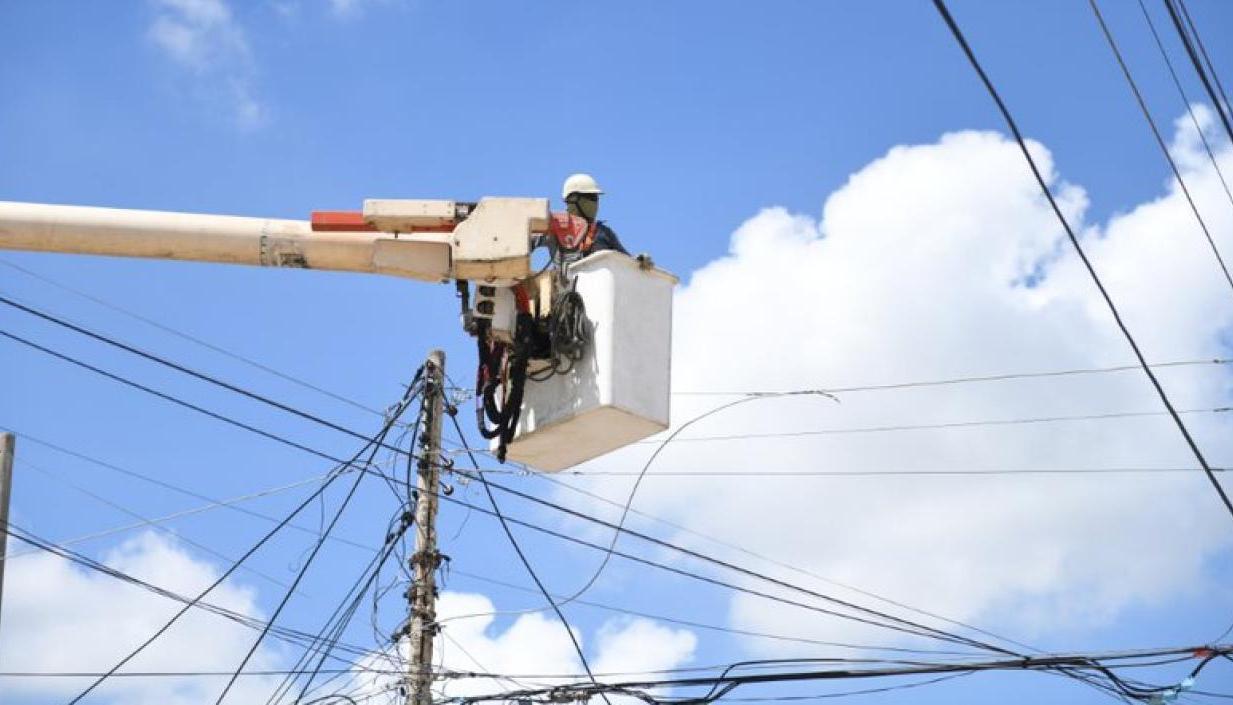 Operario de Air-e realiza trabajos eléctricos. Imagen de referencia