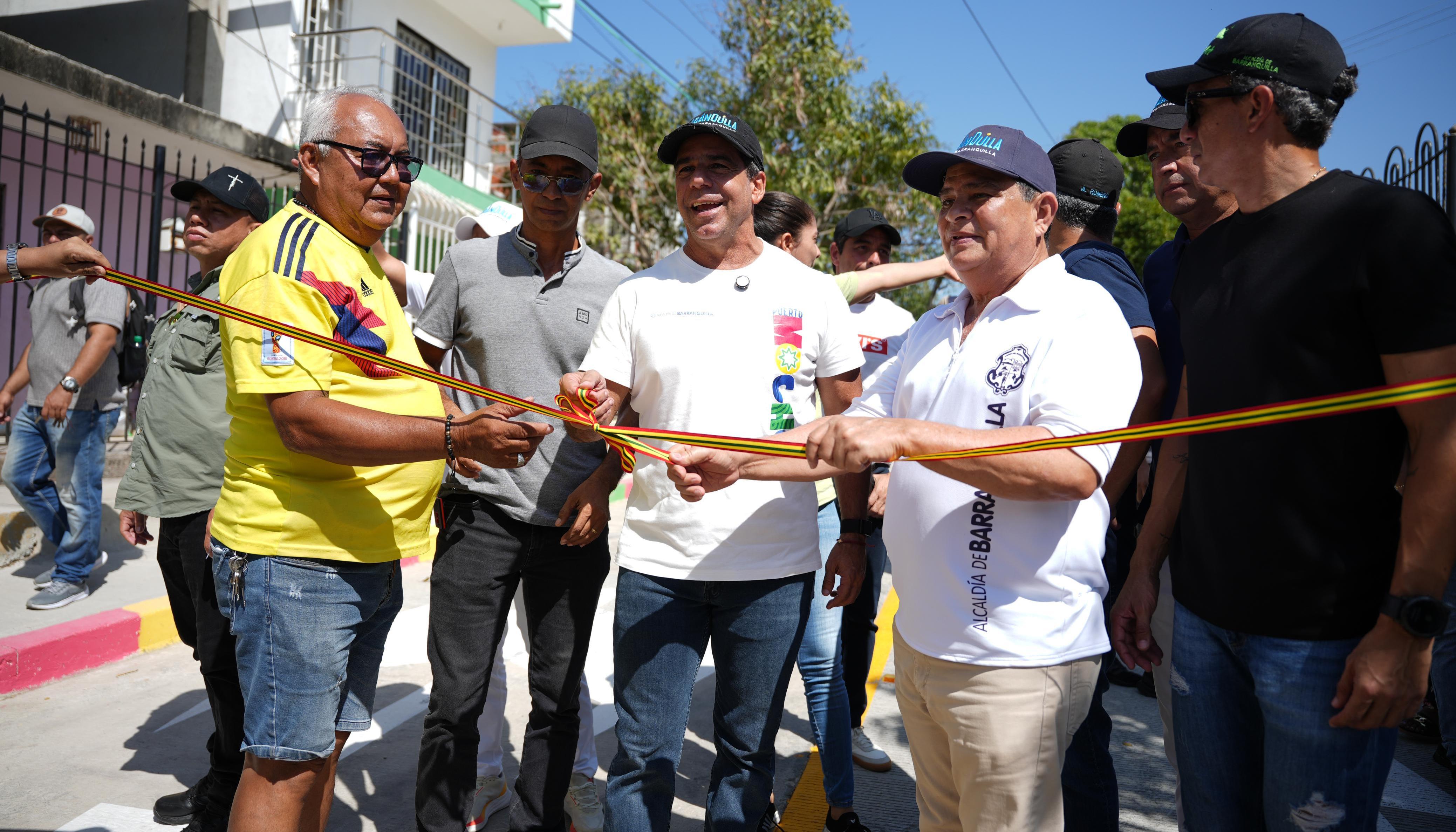 Alcalde Alejandro Char en la entrega de las nuevas vías. 