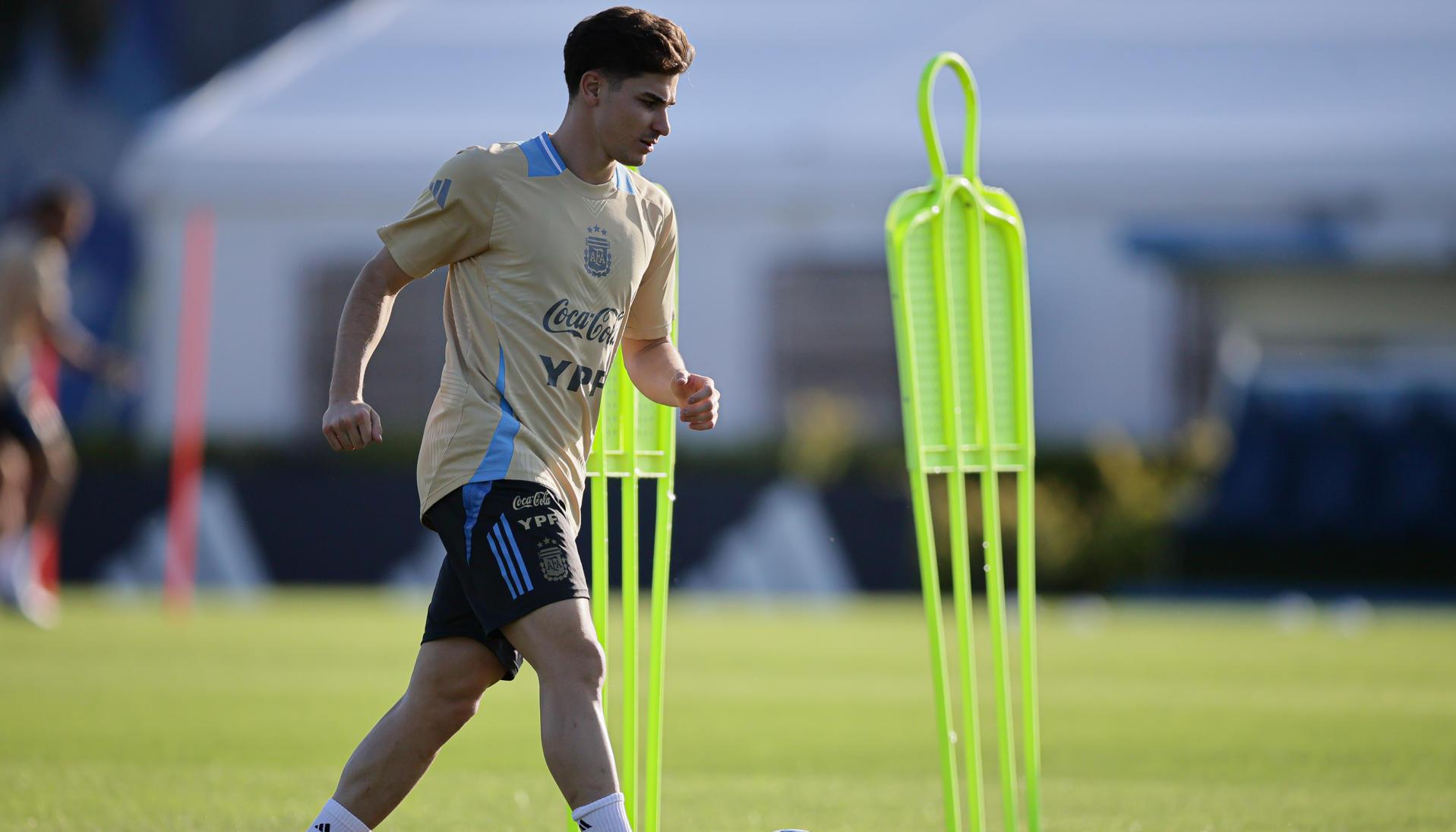 Julián Álvarez, delantero de Argentina, en entrenamiento previo al juego.