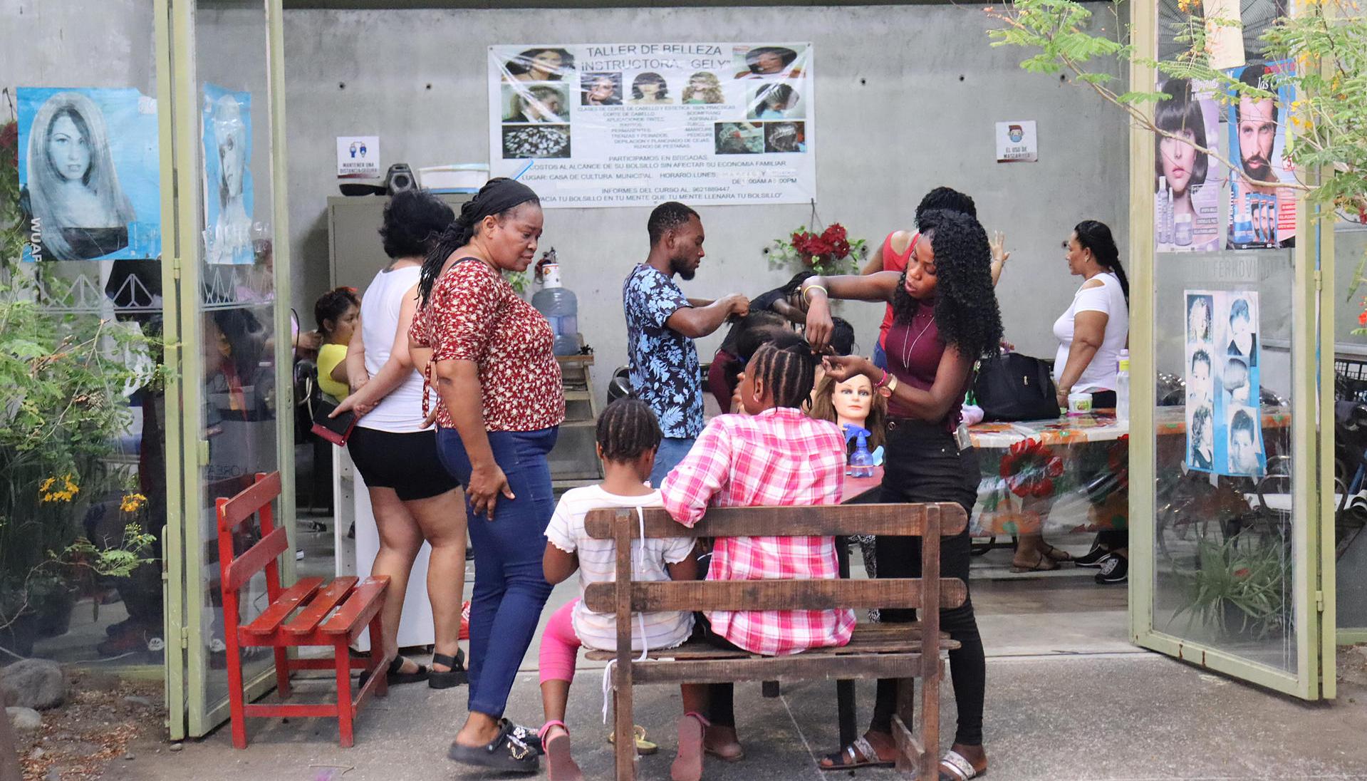 Un grupo de migrantes trabajan en la informalidad. 