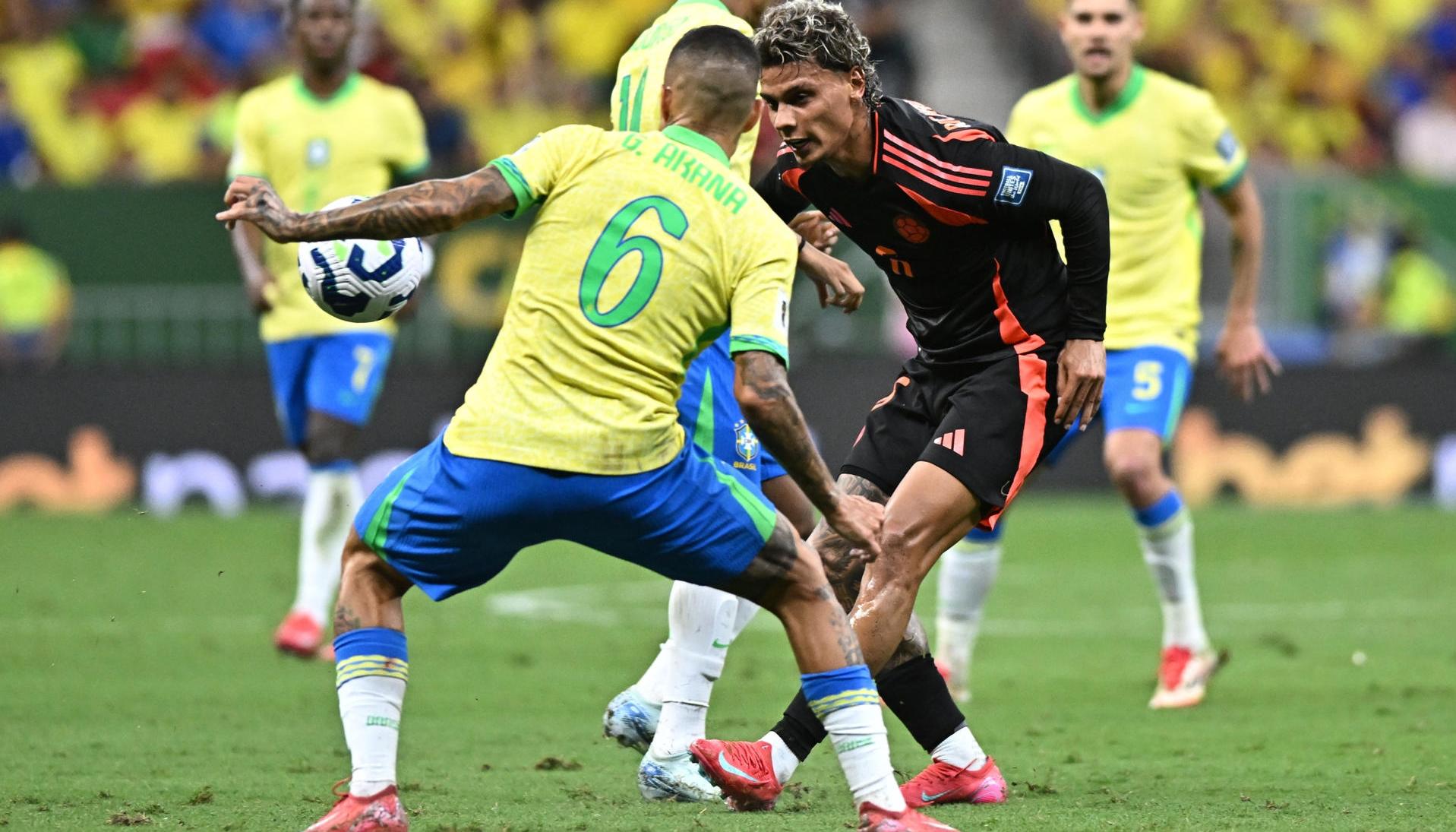 Richard Ríos en disputa del balón con Guilherme Arana.