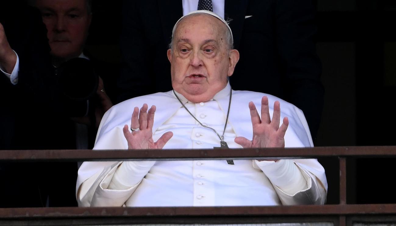 El Papa Francisco saluda y bendice a los fieles.