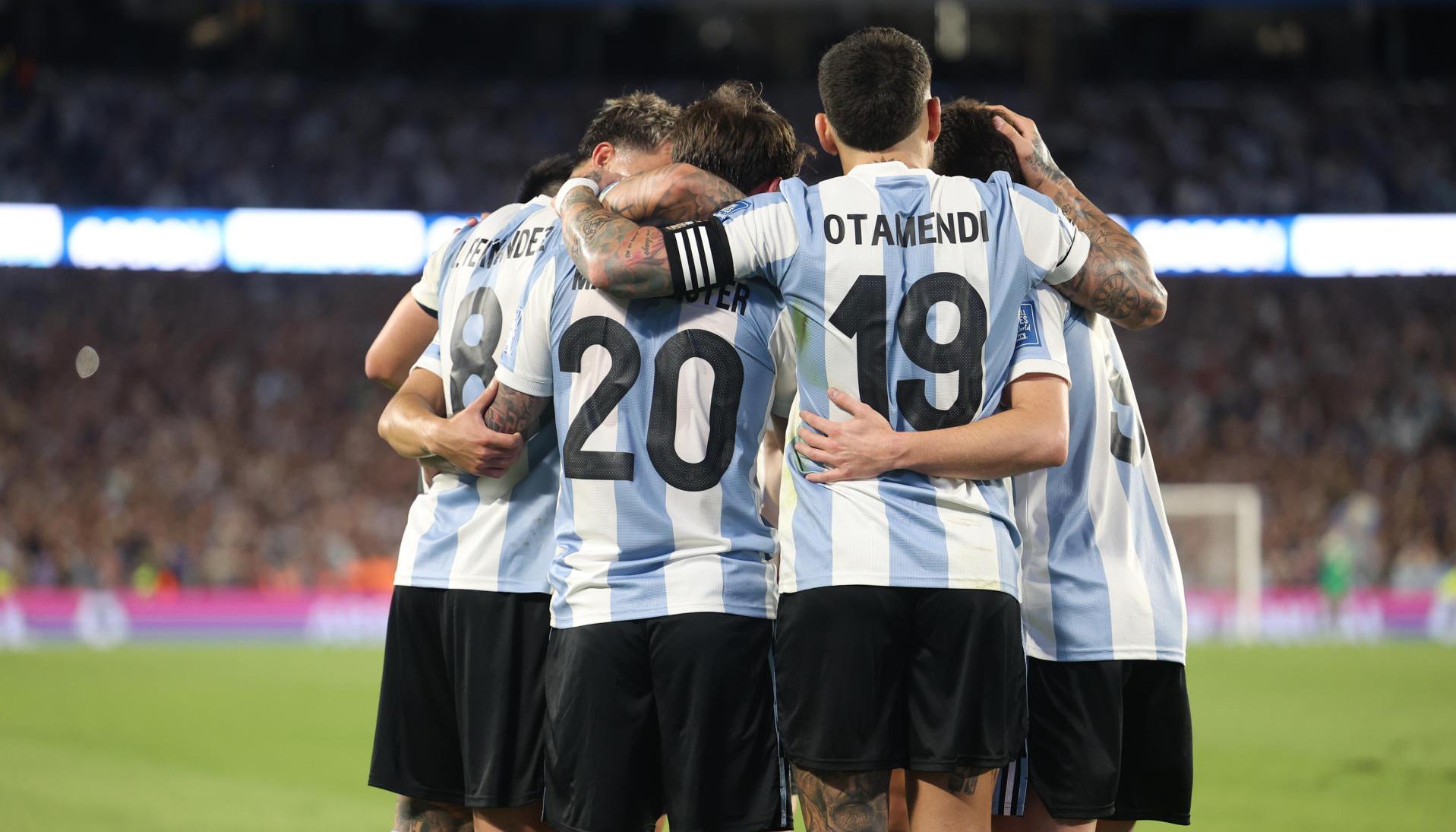 Jugadores de Argentina celebrando uno de los goles en el partido.