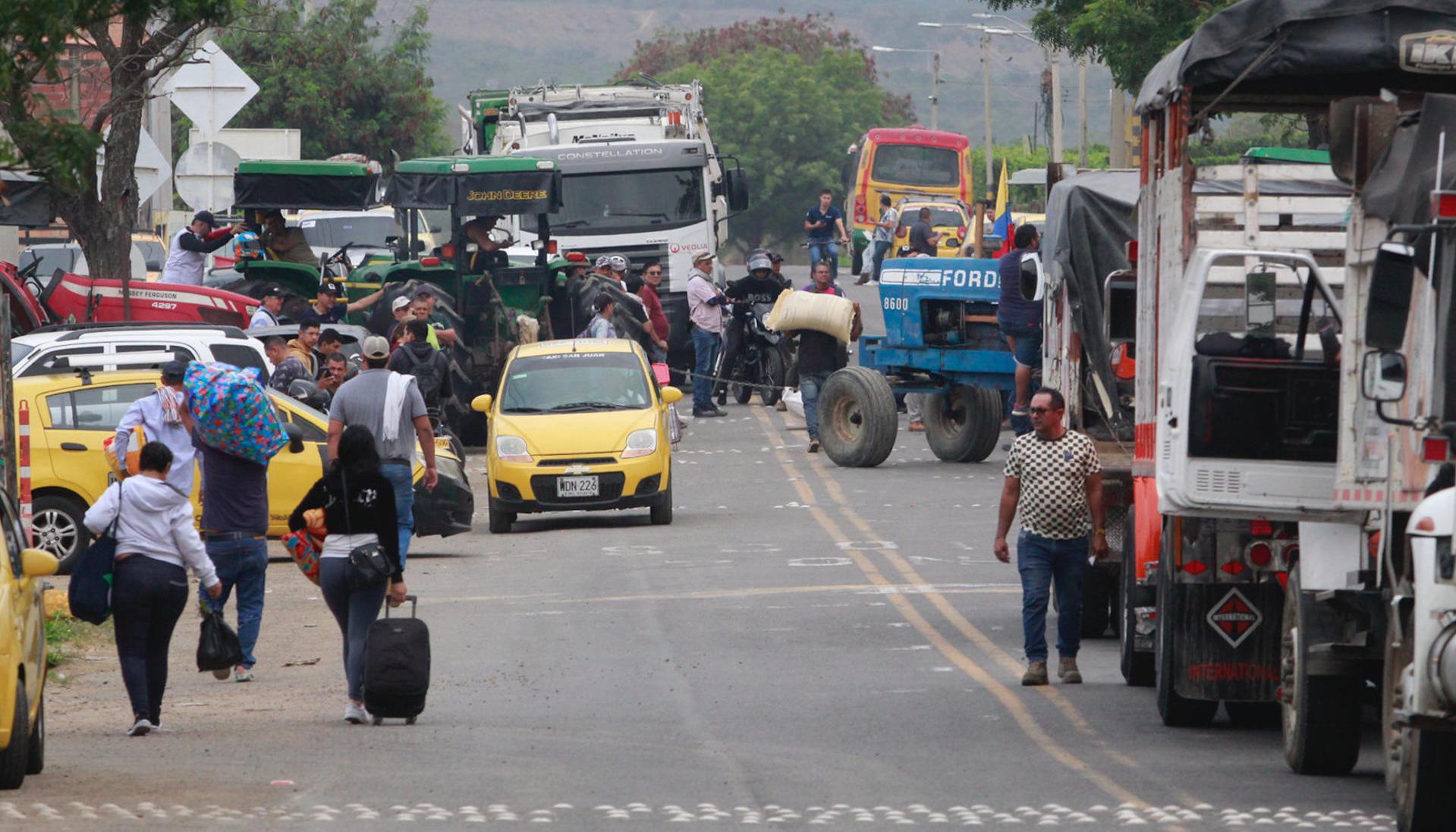 Arroceros en huelgan bloquearon carretera este martes en el Norte de Santander.