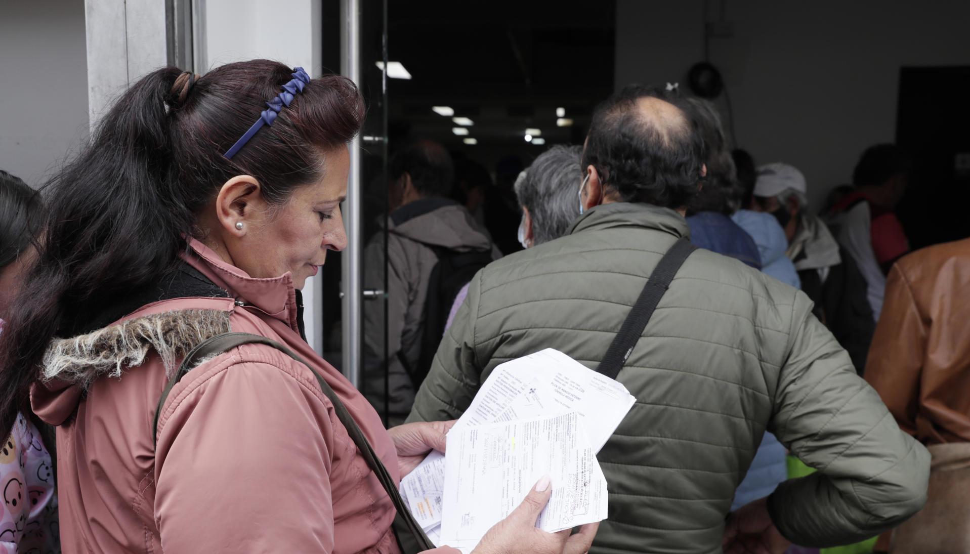 Usuarios realizan largas filas para reclamar medicamentos.