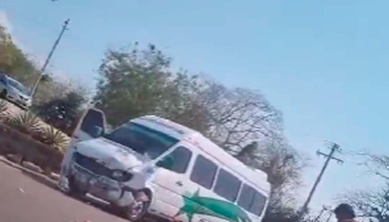 El microbús implicado en el accidente. 