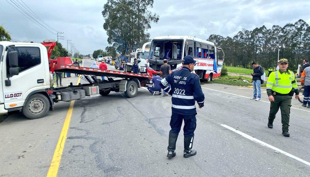 Uno de los carros siendo recuperados después del accidente.