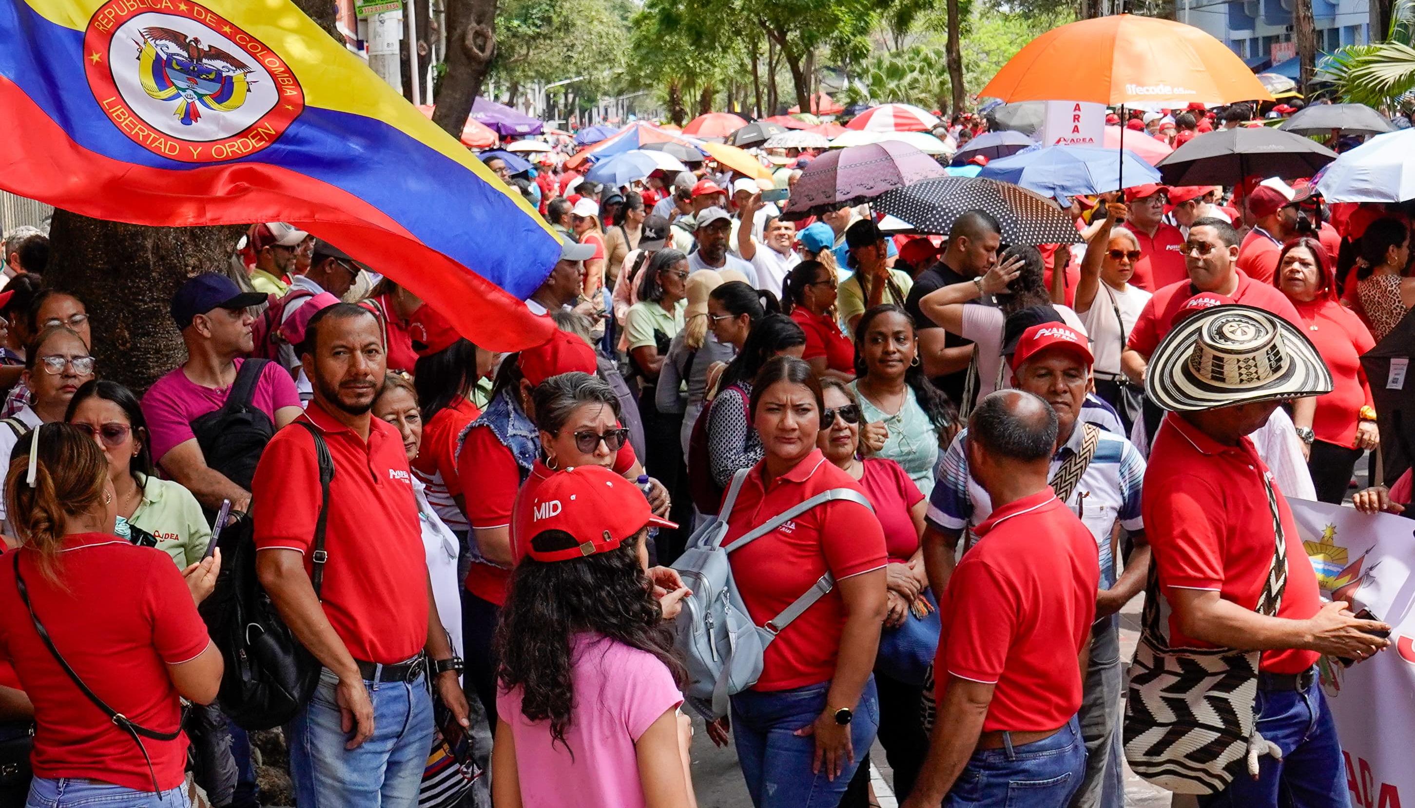 Marcha de la Adea desde la estatua del Libertador, en el Paseo Bolívar, hasta la sede de la Alcaldía de Barranquilla.