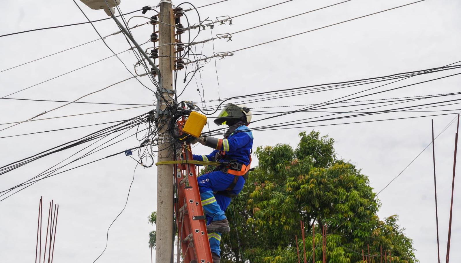 Operario de Air-e Intervenida durante labores eléctricas en Atlántico.