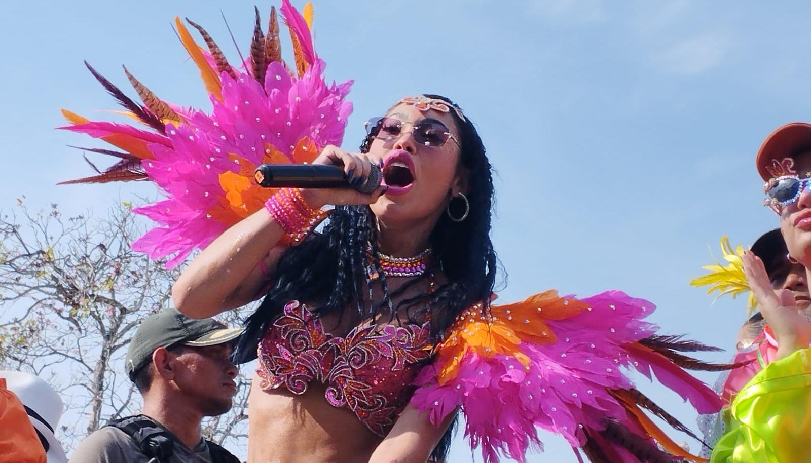 Ana Del Castillo en la Batalla de Flores de la carrera 44. 