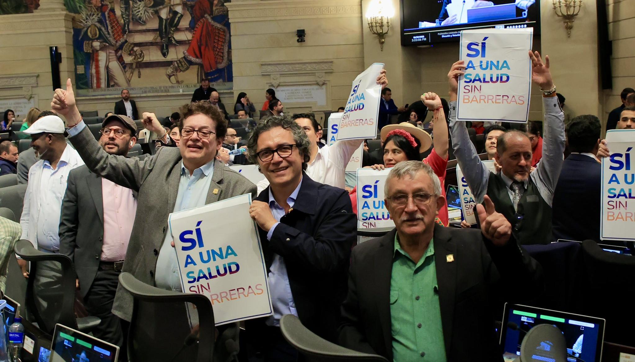 Bancada del Gobierno celebrando aprobación de la Reforma a la Salud en su segundo debate.