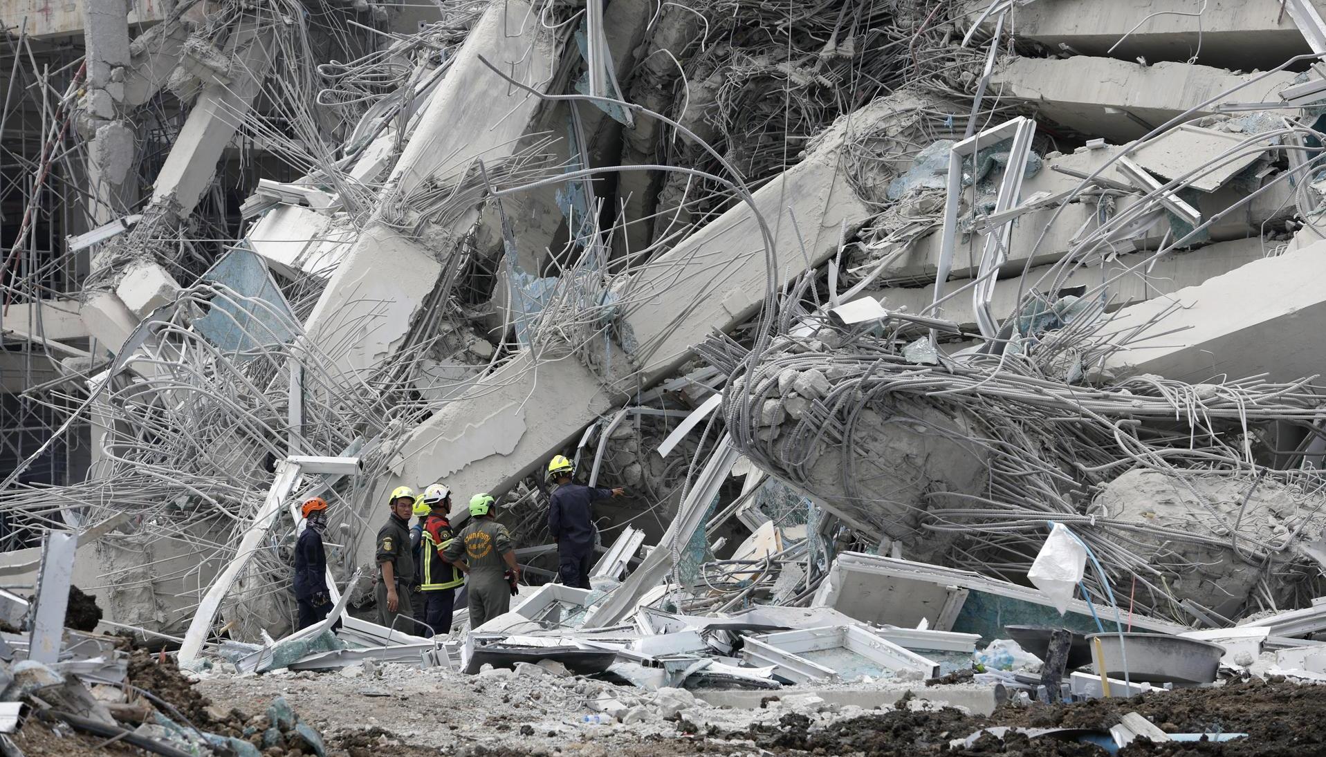 Equipos de rescate buscan contra reloj supervivientes. 