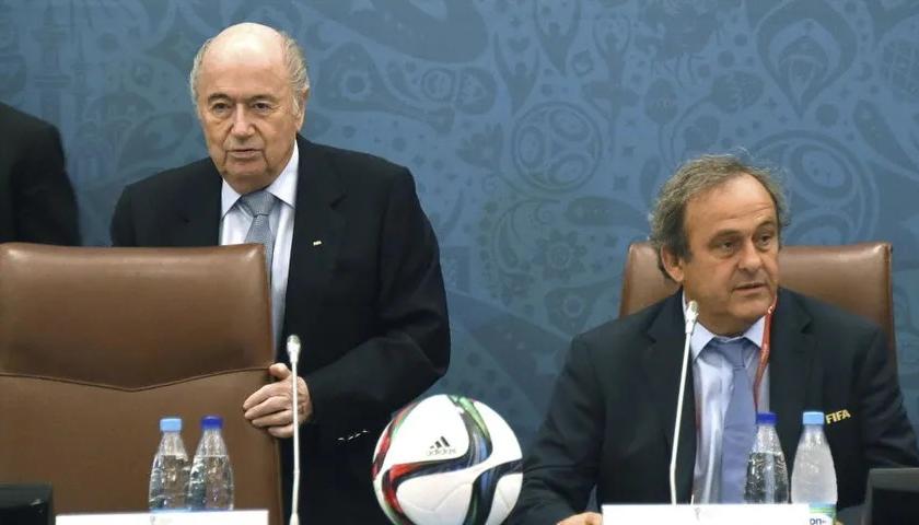 El suizo Sepp Blatter, expresidente de la FIFA, y el francés Michel Platini, expresidente de la UEFA.