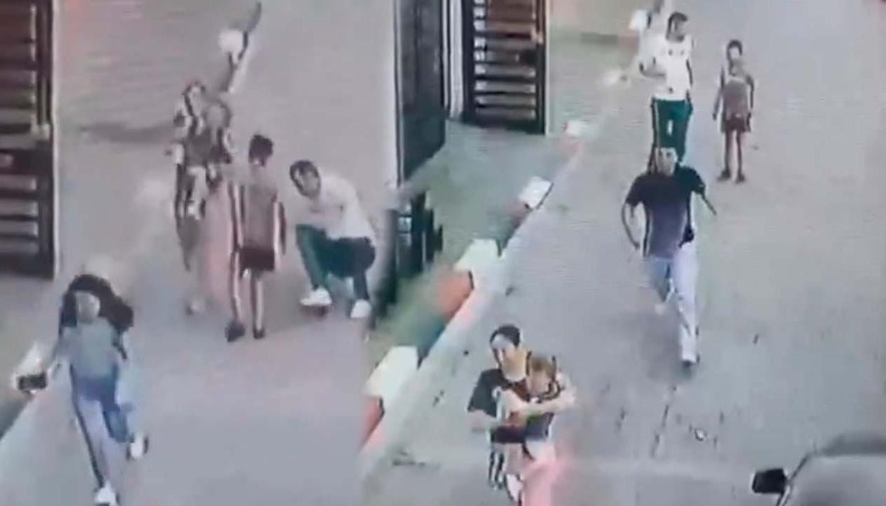 Momentos en que la niña era auxiliada tras resultar herida. 