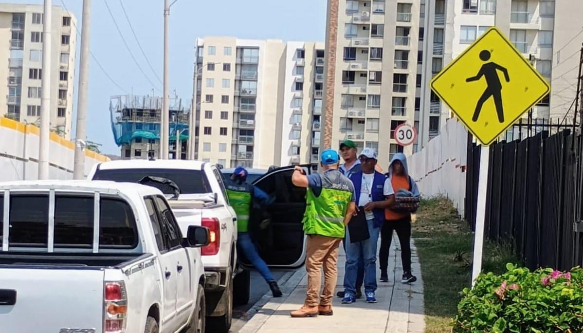 Funcionarios de la CRA durante la inspección en Alameda del Río. 