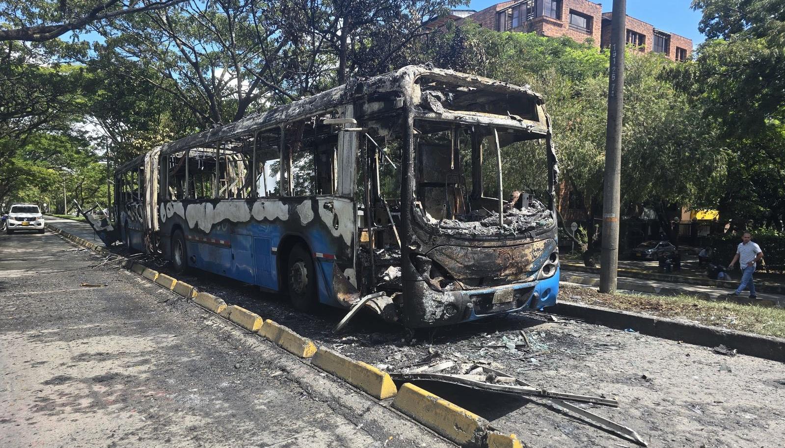 Así terminó el bus de transporte masivo.