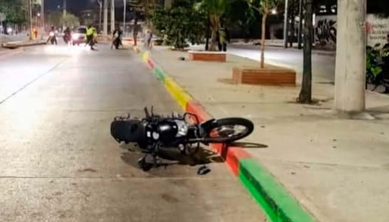 El motociclista quedó muerto en plena calle 17. 