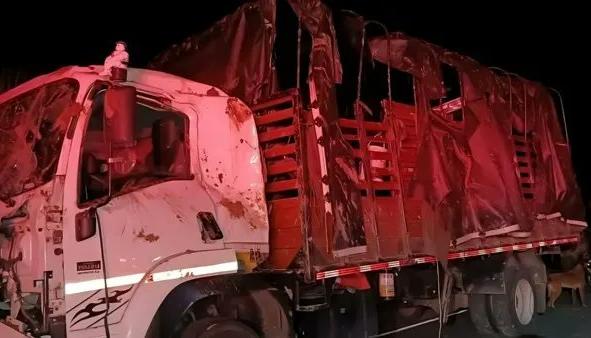 Camión afectado tras la onda explosiva en el Cauca. 