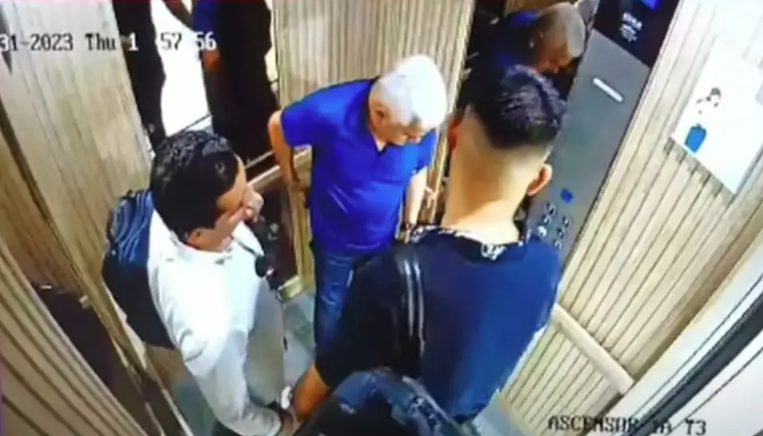 Alias 'Papá Pitufo' en un ascensor en Cartagena. 