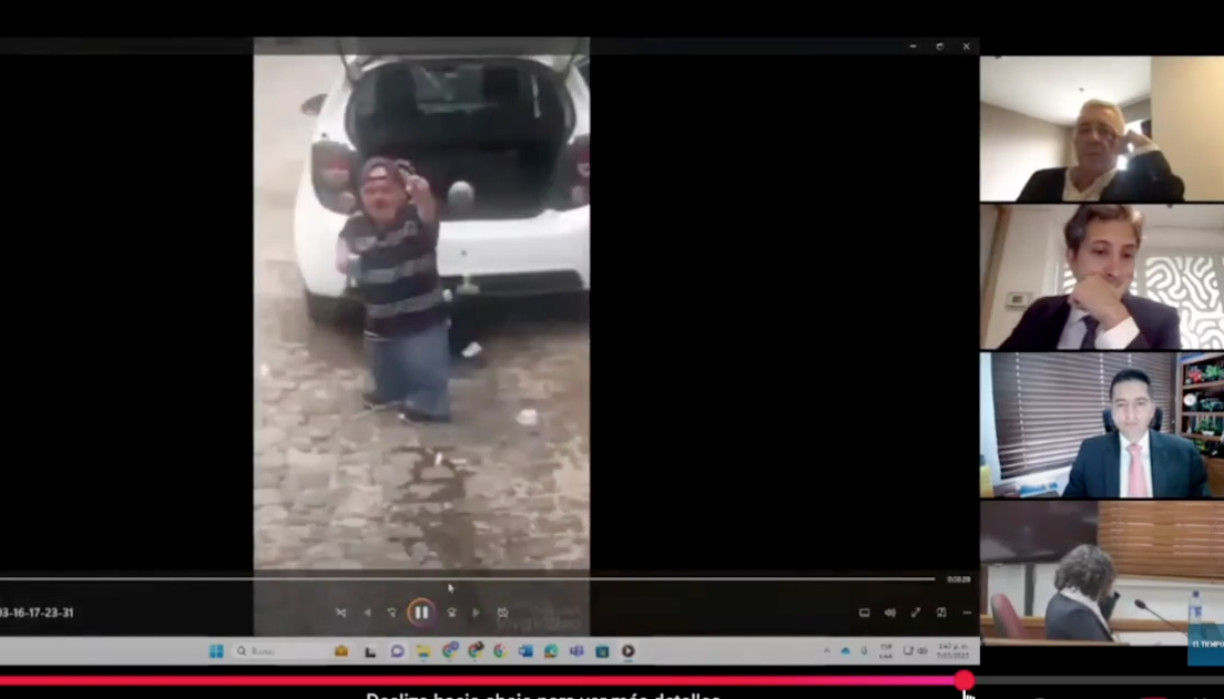 Momento en que reproducieron un video de un enano bailando. 
