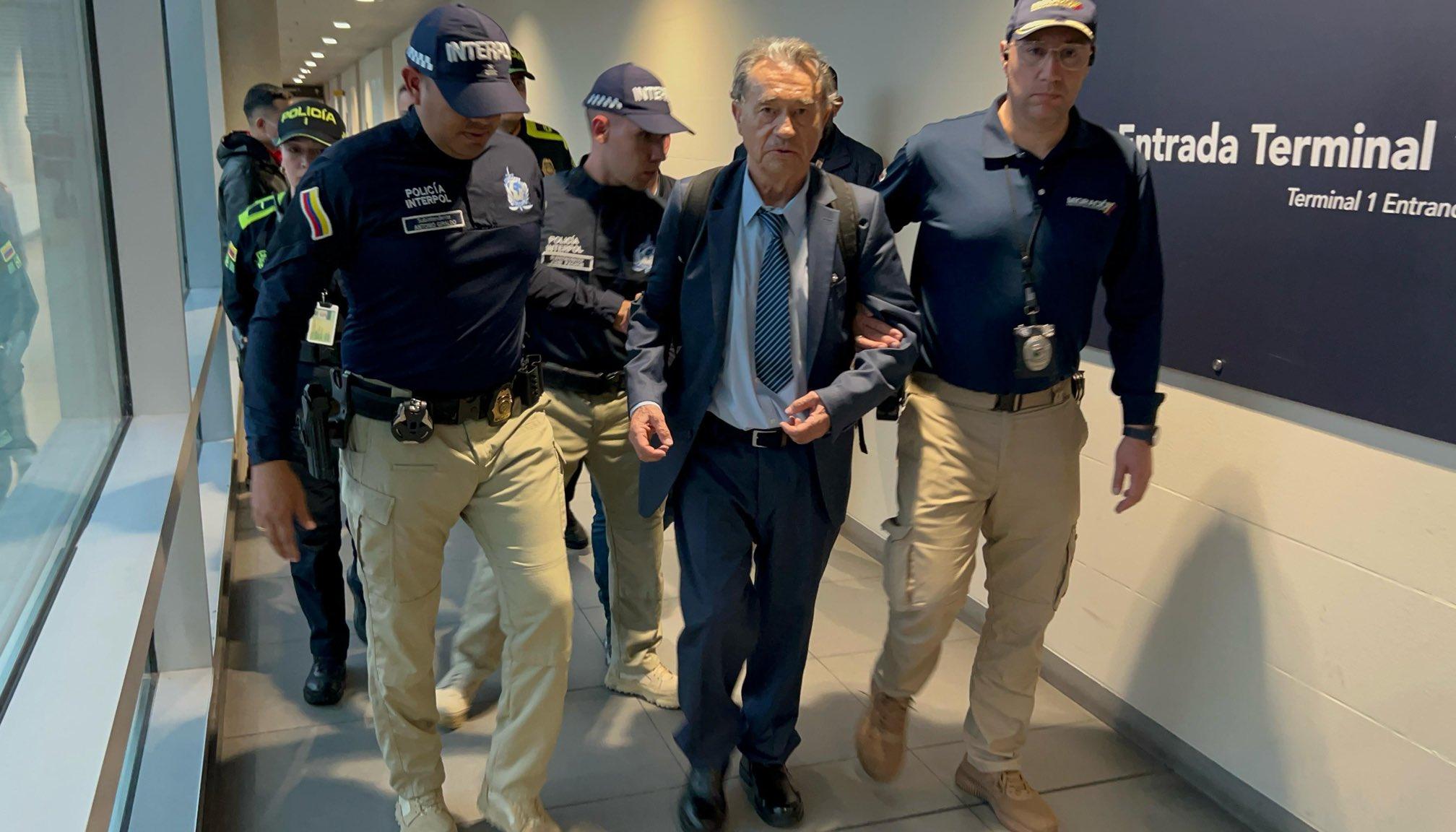 Carlos Lehder siendo detenido en el Aeropuerto El Dorado.
