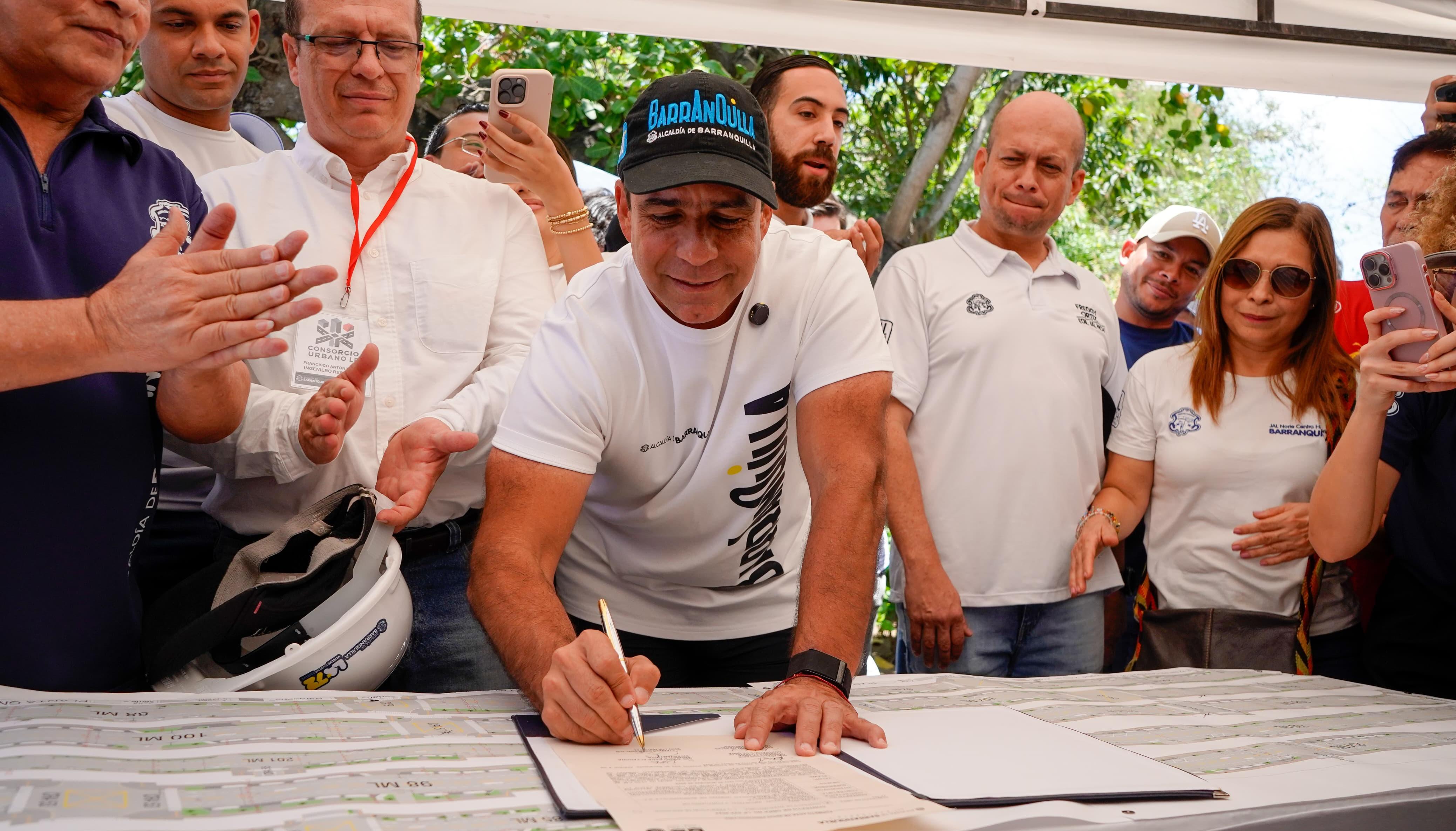 El Alcalde Alejandro Char firmando el acta del inicio de obras de la ampliación de la calle 72.acta de 