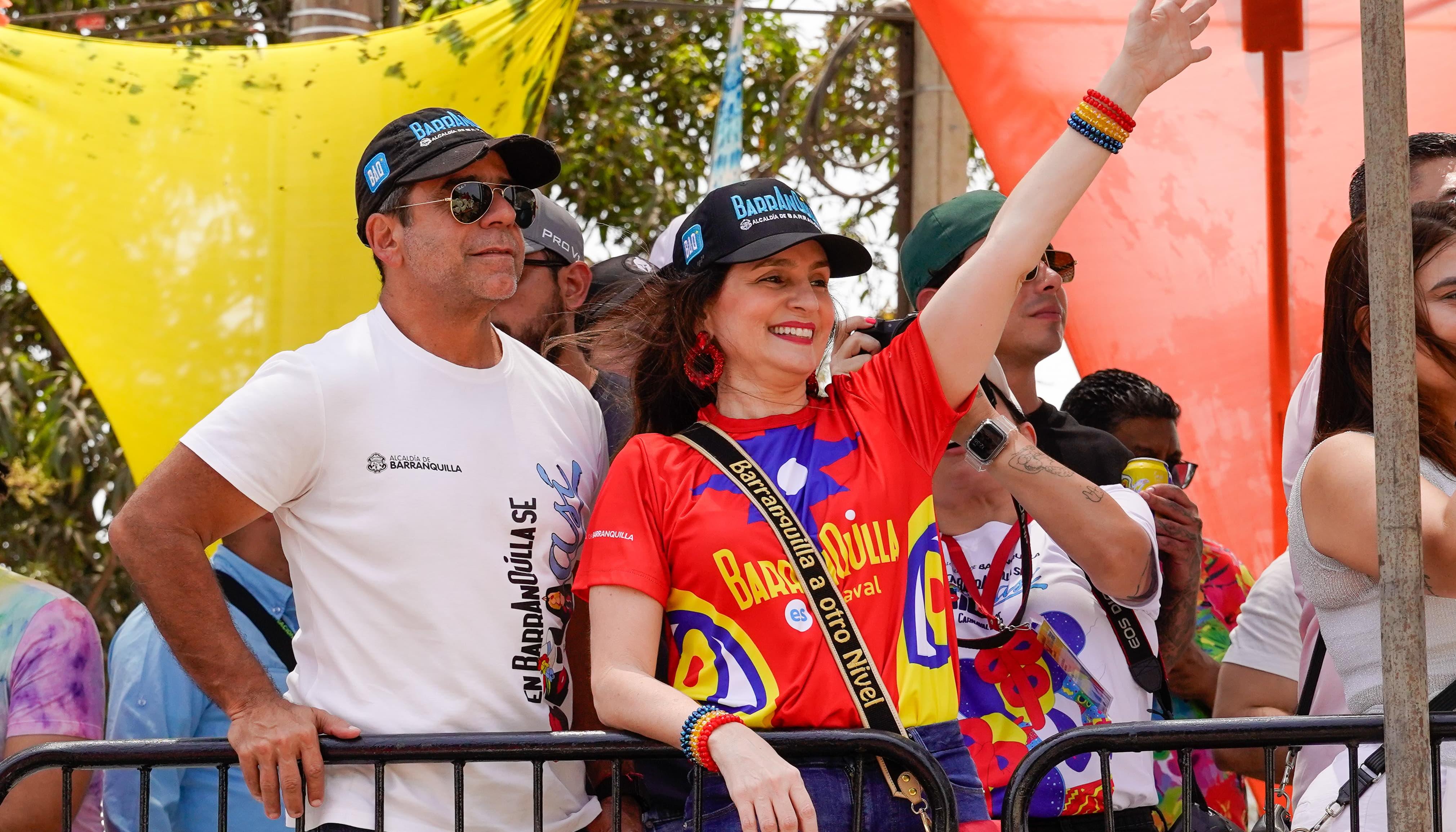 El Alcalde Alejandro Char con la Primera Dama Kathia Nule durante la Batalla de Flores.