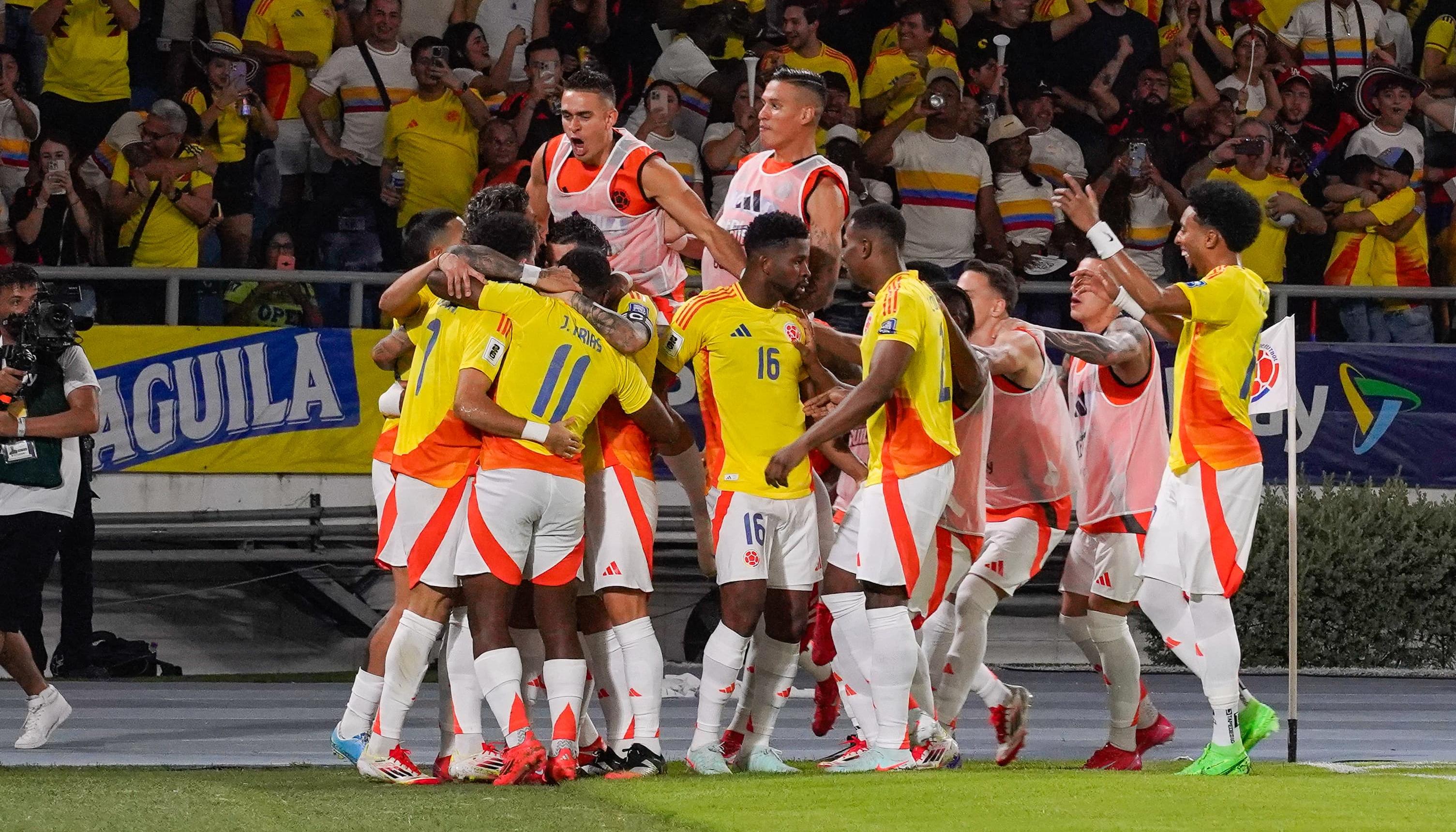 Jugadores de Colombia celebrando el primer gol del partido.
