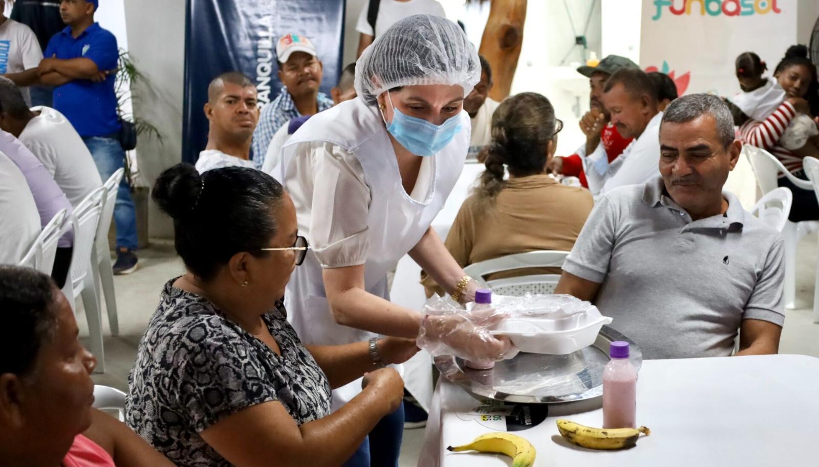 La primera dama del Distrito, Katia Nule, durante la entrega de alimentos.
