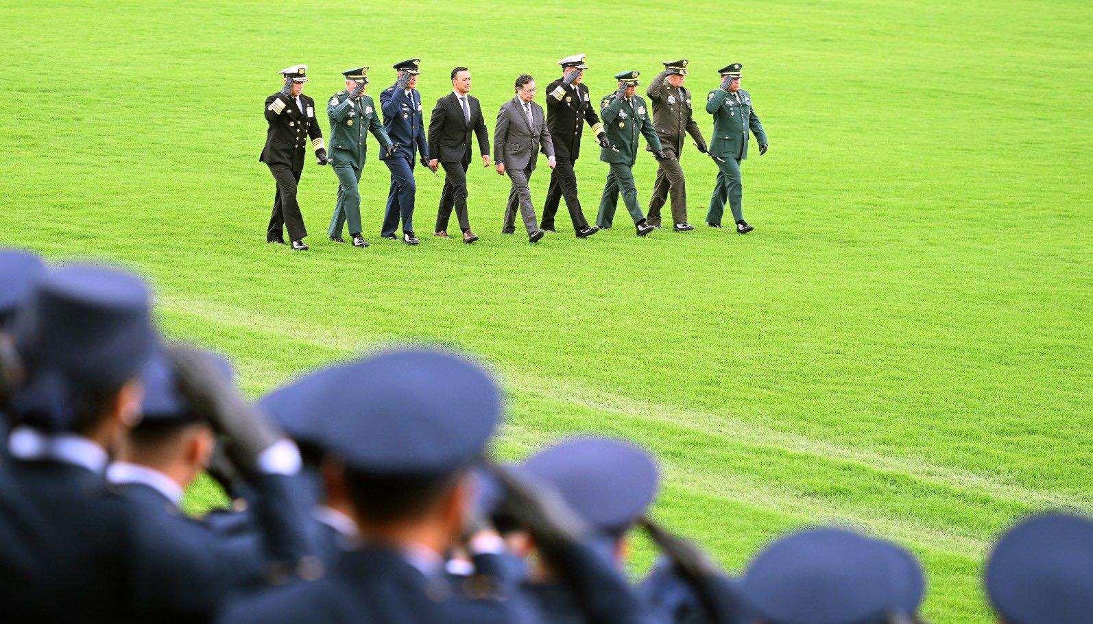 El Ministro de Defensa, el Presidente y la cúpula militar.