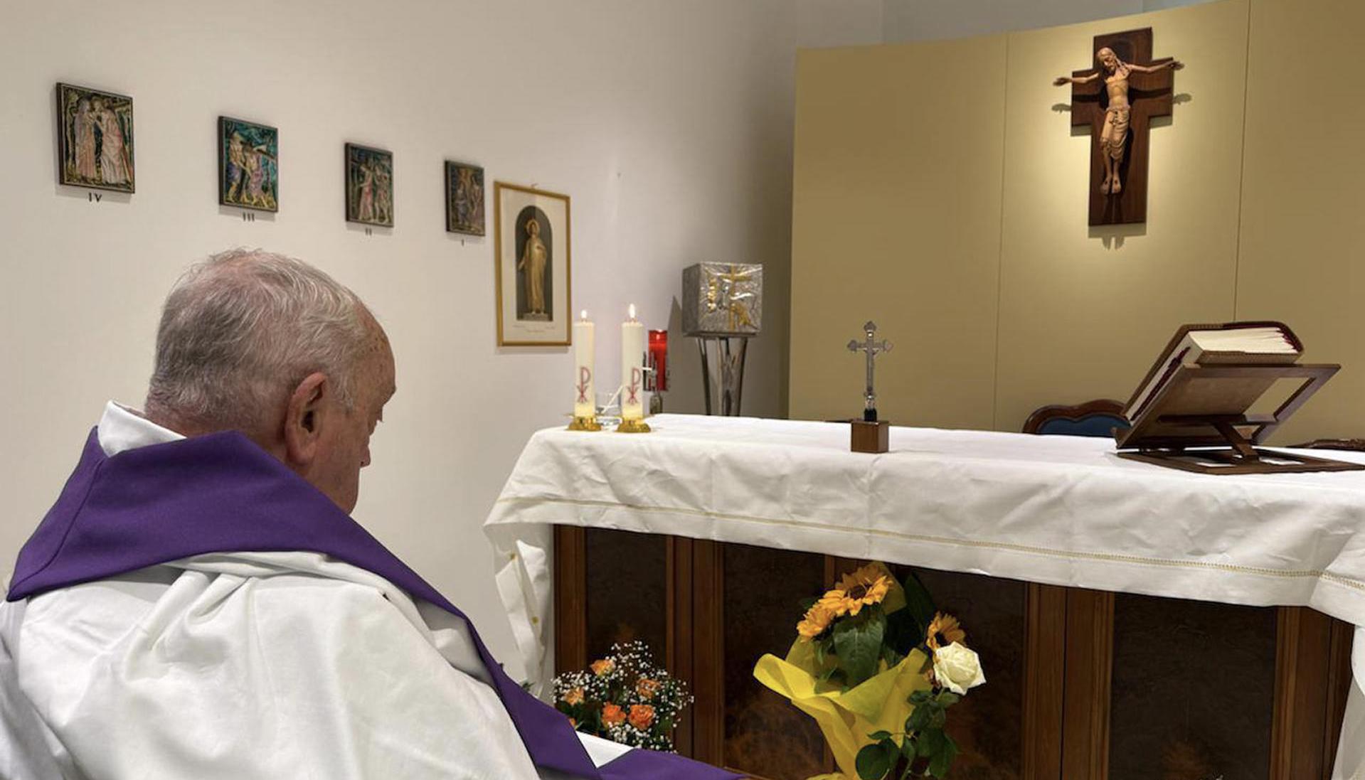 El Papa celebrando misa en la capilla de su apartamento privado en el hospital Gemelli de Roma