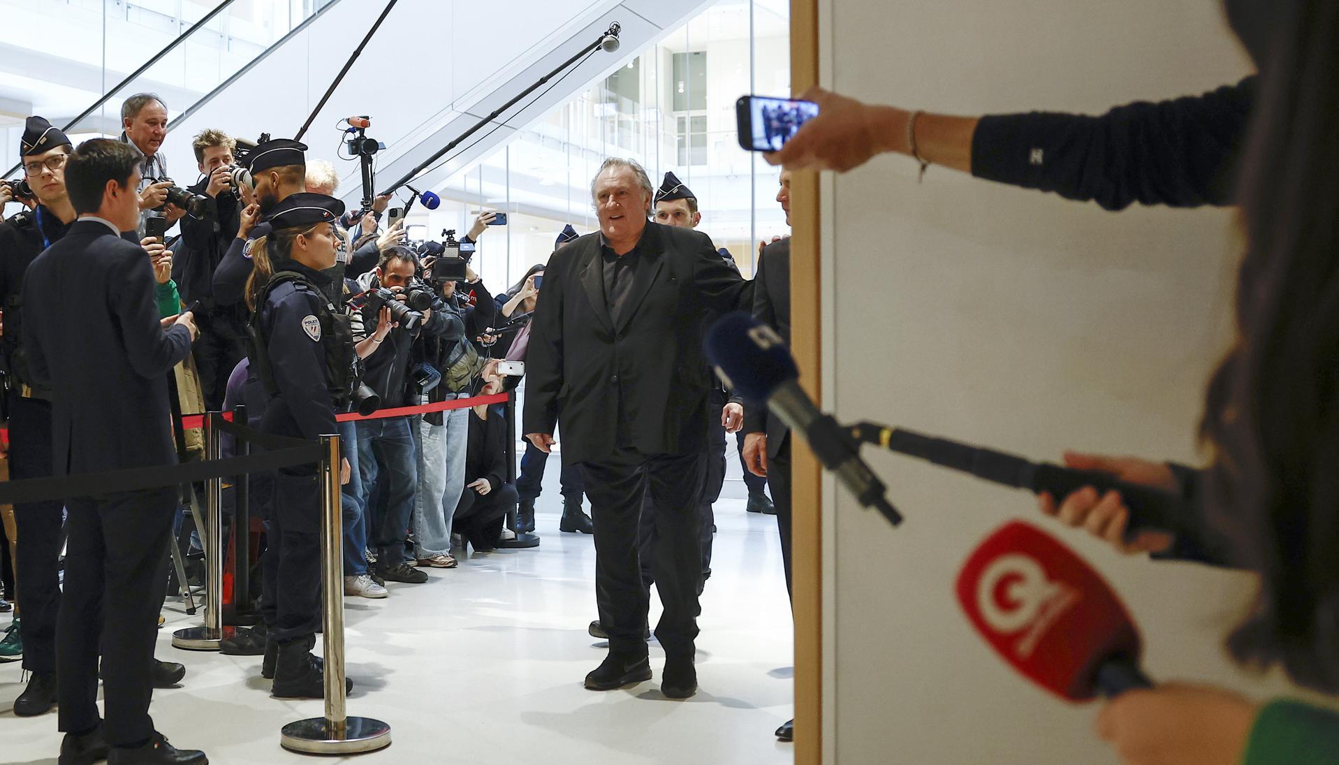 El actor francés Gerard Depardieu llegando al tribunal de París.
