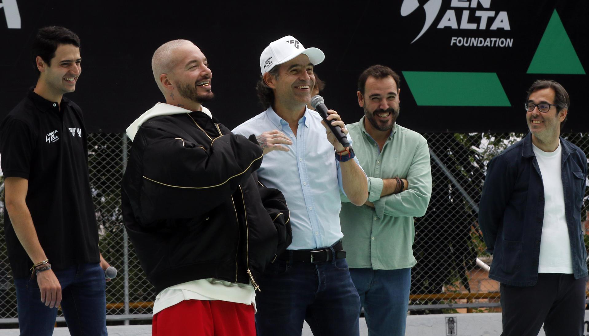 J Balvin y el alcalde de Medellín, Federico Gutiérrez, en la entrega de la cancha Polideportiva. 