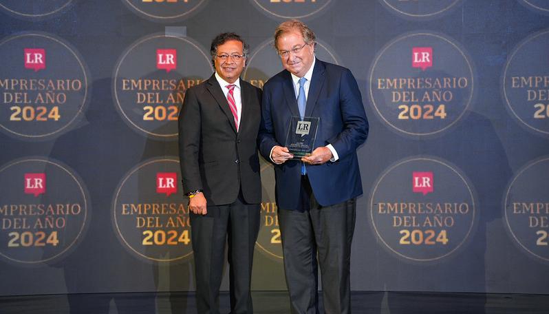 El empresario Jaime Gilinski tras recibir el premio de las manos del Presidente Gustavo Petro.