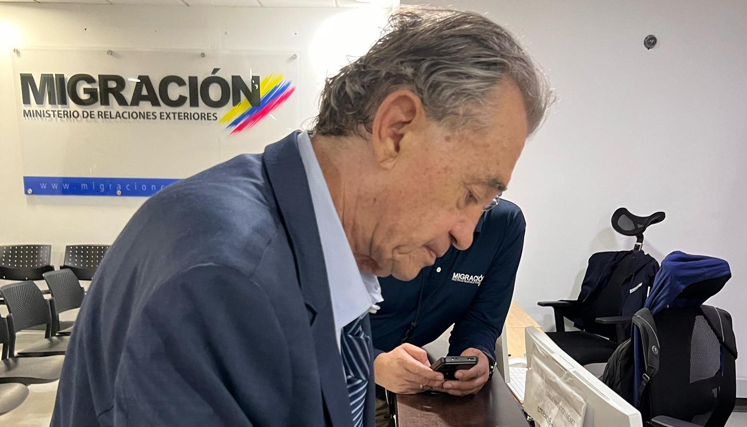 Carlos Lehder tras su llegada al aeropuerto El Dorado procedente de Alemania. 