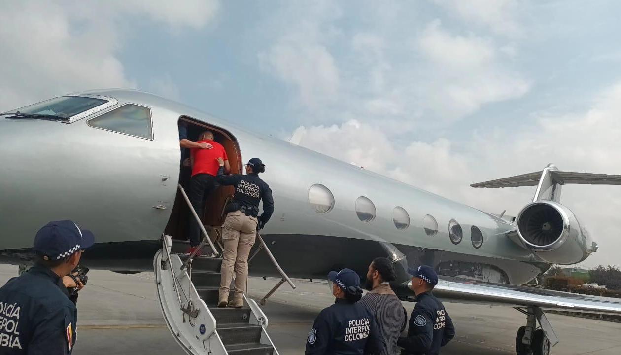 Momentos en que los capturados eran subidos en el avión rumbo a Estados Unidos. 
