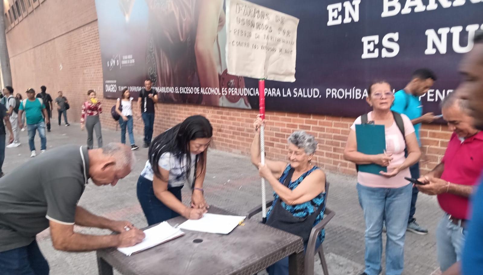 Un grupo de ciudadanos en la recolección de firmas. 