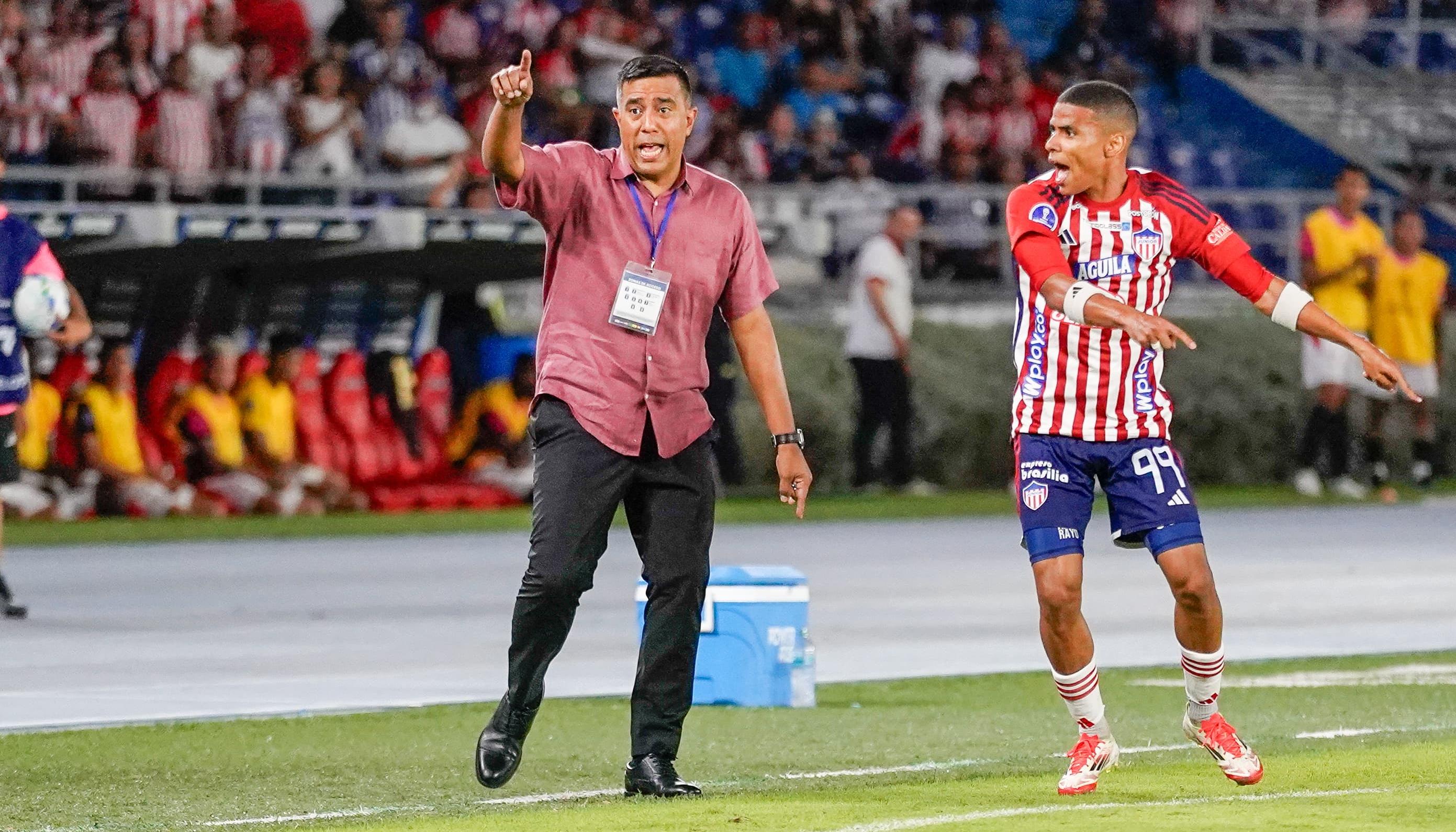 El técnico del Junior, César Farías y José Enamorado.