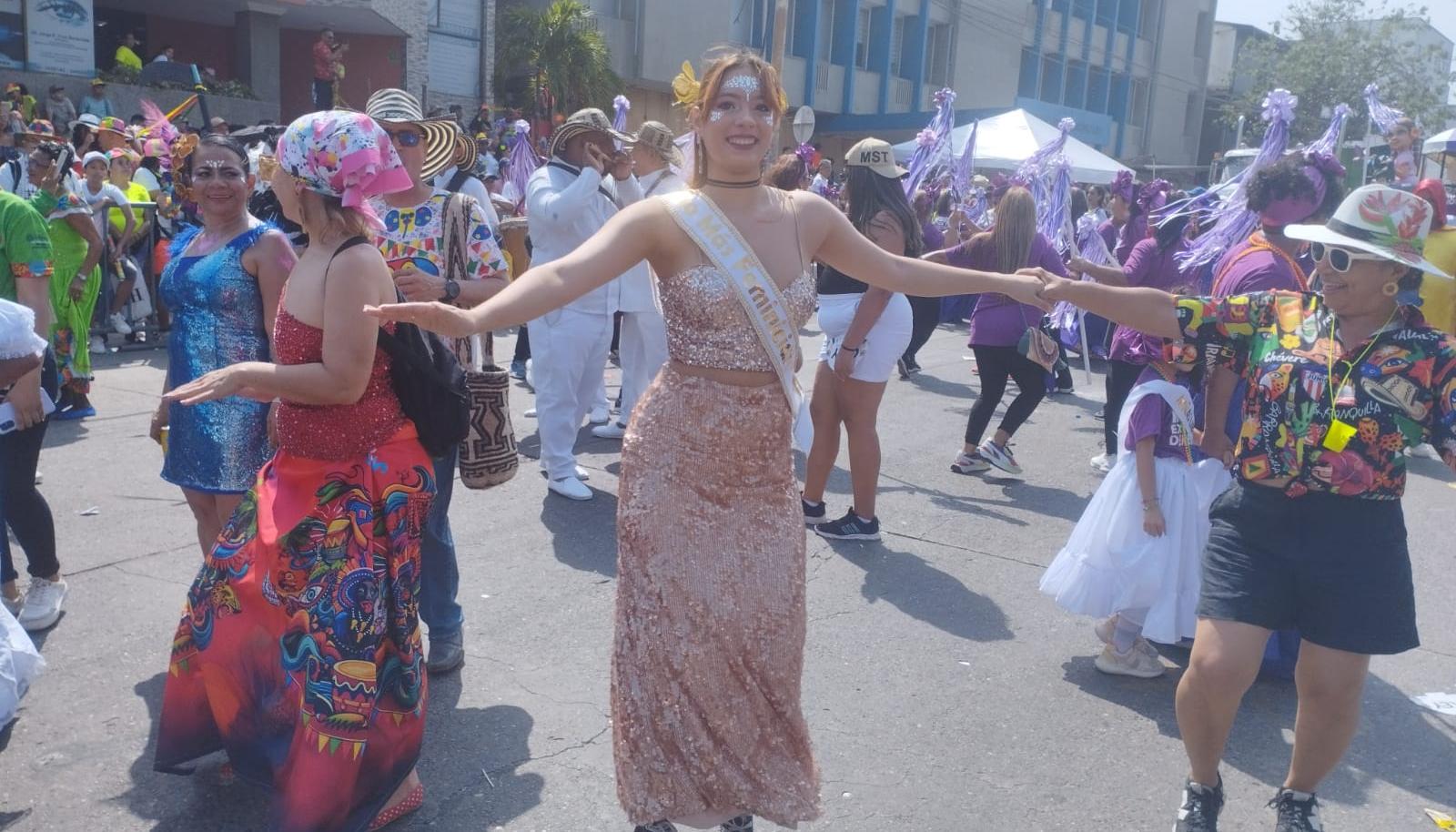 Miss Feminicidio en el desfile del Carnaval de la 44.