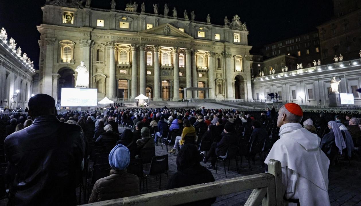 Fieles asisten a una oración del Rosario por la salud del Papa Francisco.