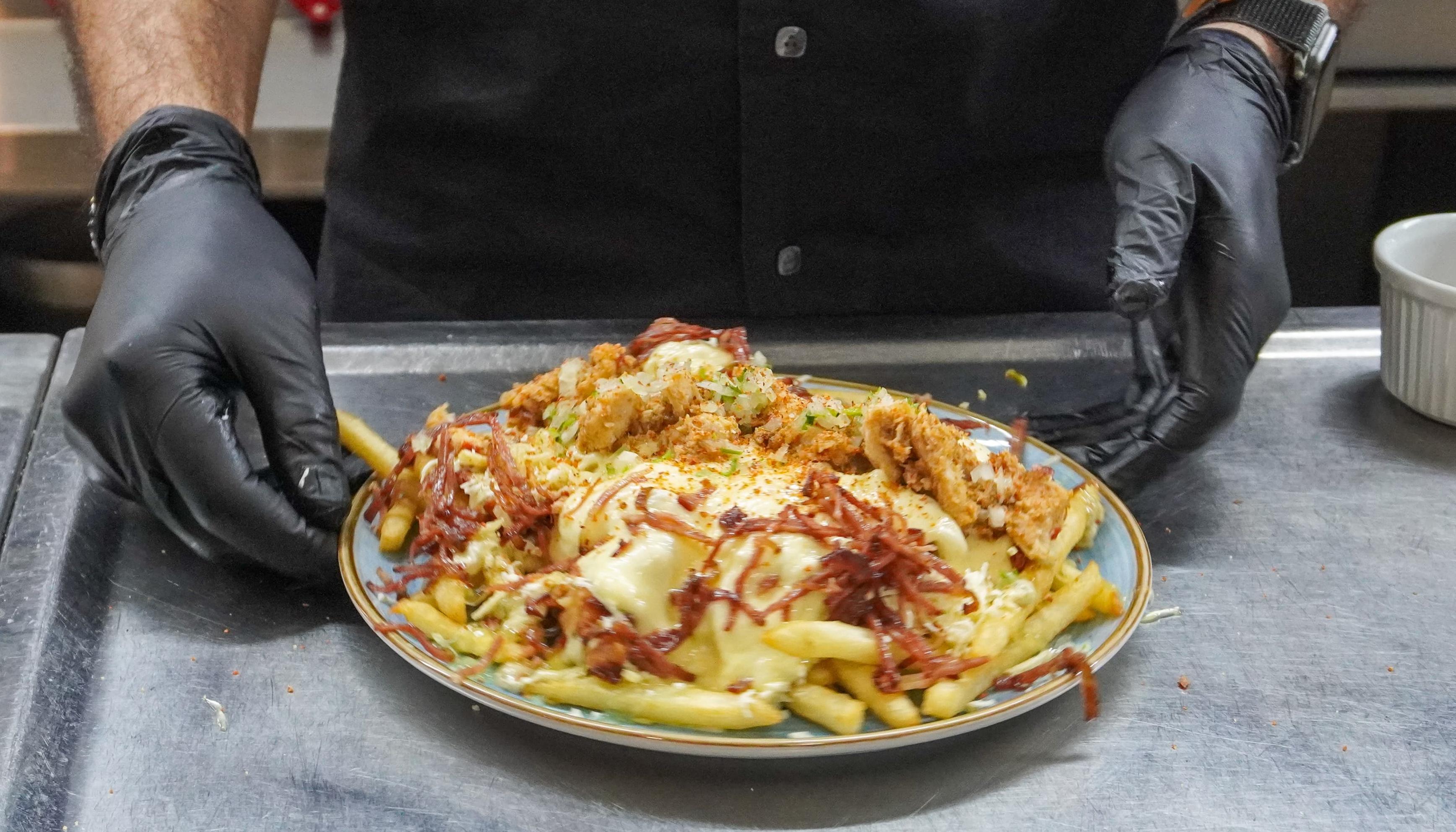 Salchipapa 'Chingona' del restaurante Red Guitar. 