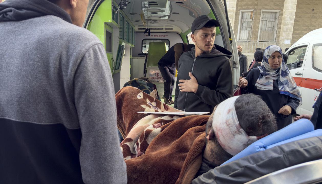 Heridos llegan al Hospital Alahli en la ciudad de Gaza, tras el ataque aéreo israelí.